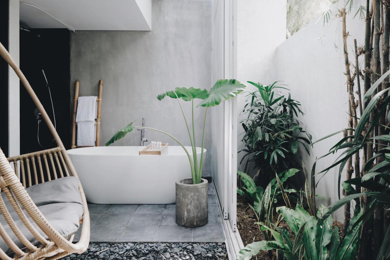 The Big Sky Room with Swing and Bathtub